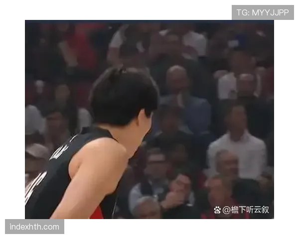杨瀚森上场冷到骨子里，下了场像富豪度假相册，怎么看都有点格格不入