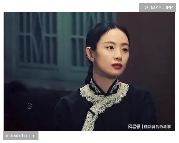 李梦在街角排队买奶茶，掏出那张厚厚的VIP卡，旁边的人瞬间安静了